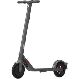 Elektrischer E-Scooter Ninebot E22D by Segway mit Straßenzulassung, schwarzes Modell mit LED-Beleuchtung, 9-Zoll-Reifen und klappbarem Rahmen, auf städtischem Hintergrund.