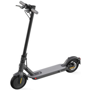 Xiaomi Mi Electric Scooter 1S, schwarzer E-Scooter mit LED-Display, Luftreifen und klappbarem Design, stehend auf urbanem Hintergrund.