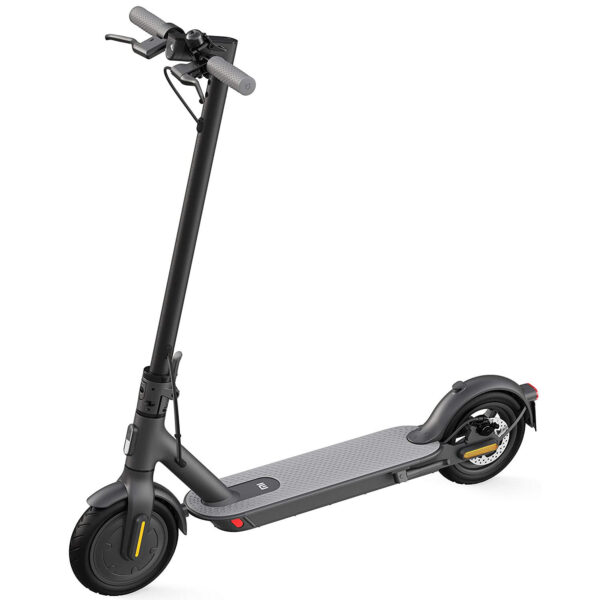 Xiaomi Mi Electric Scooter 1S, schwarzer E-Scooter mit LED-Display, Luftreifen und klappbarem Design, stehend auf urbanem Hintergrund.